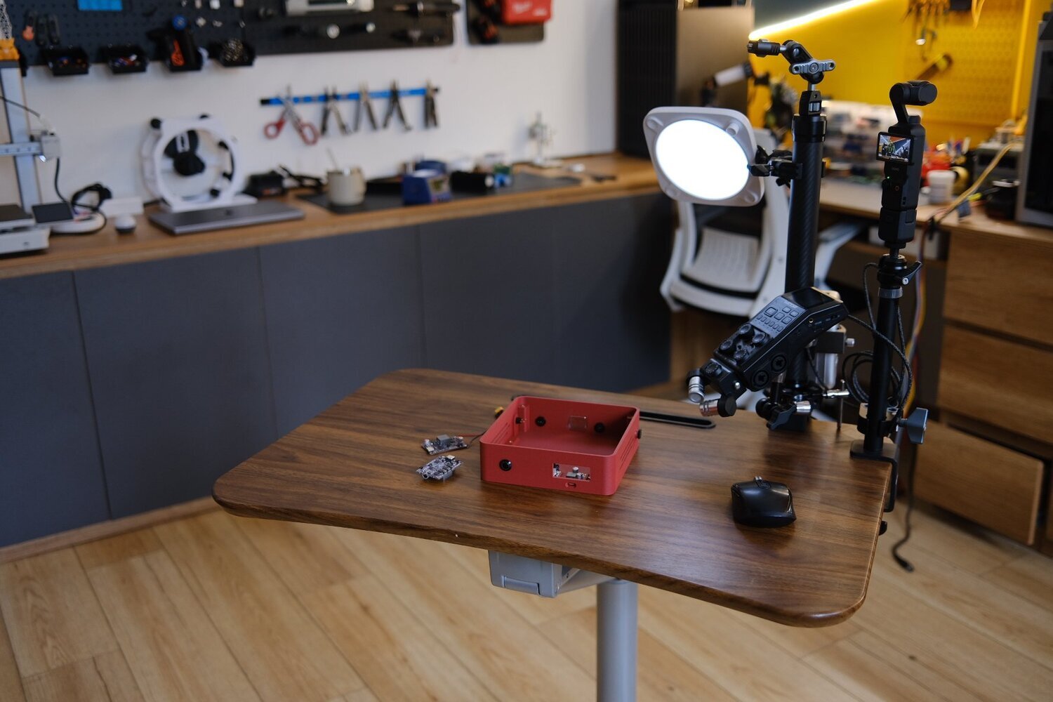 bàn solo content creator