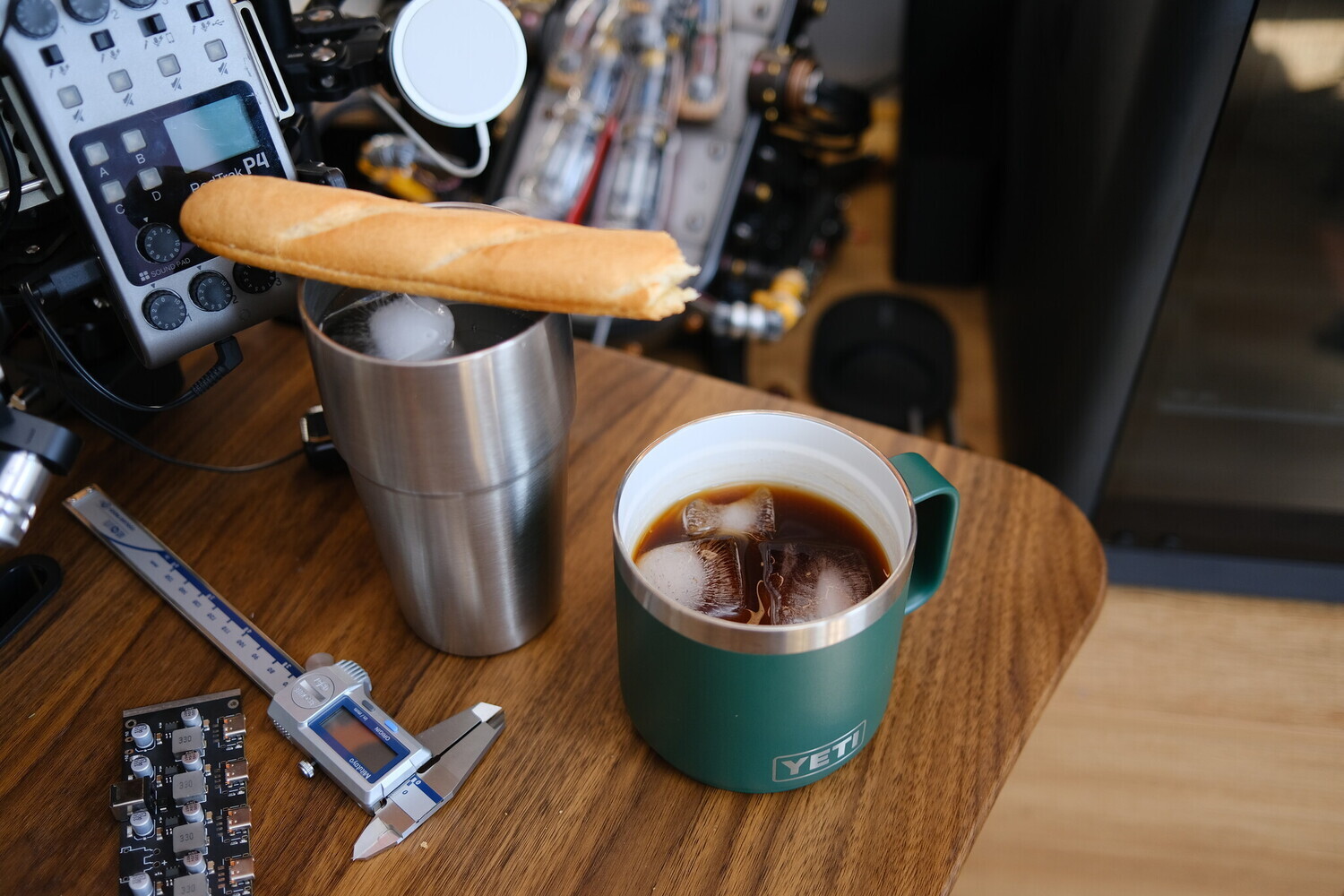 bàn solo content creator