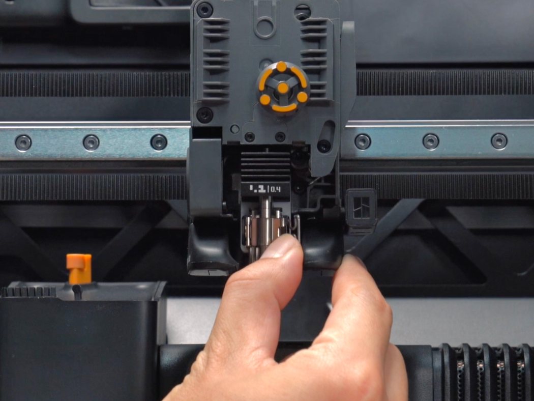 Tool-free nozzle swap