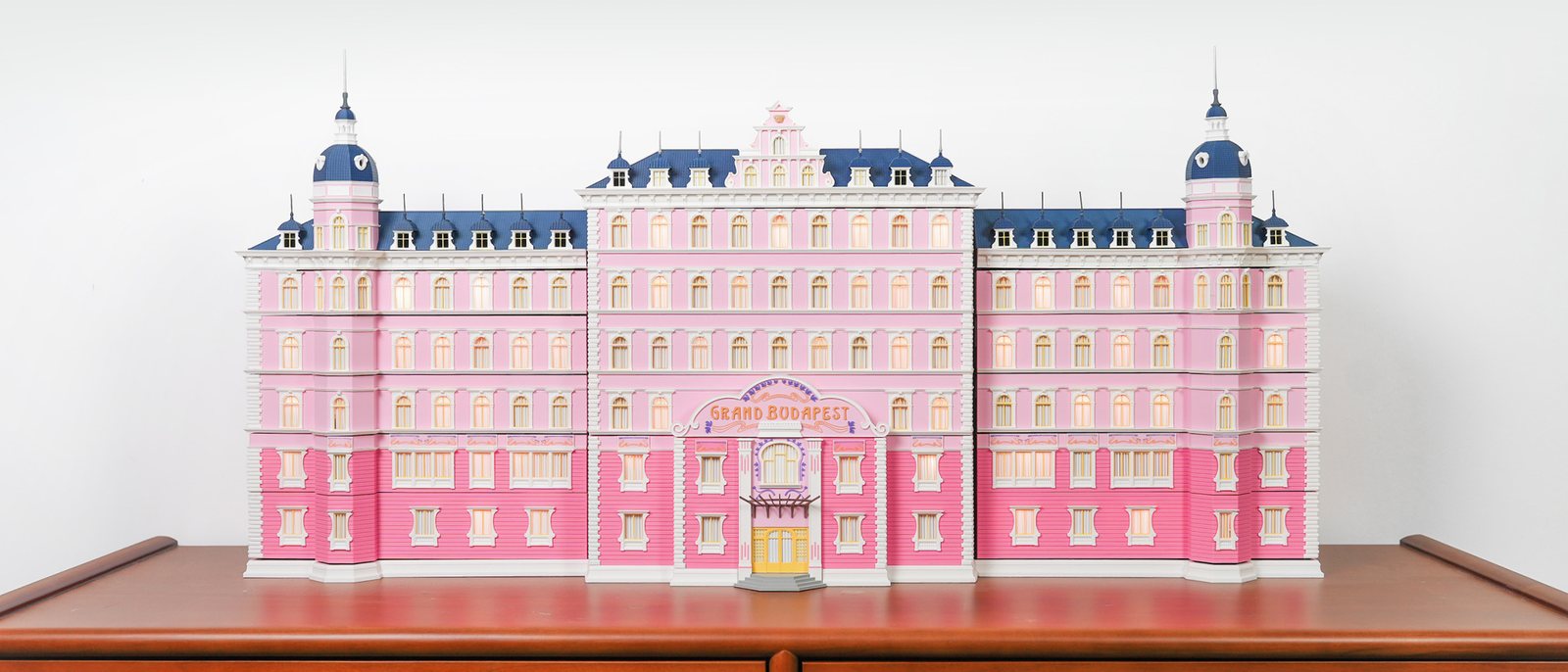 A large architectural model, with fewer split plates